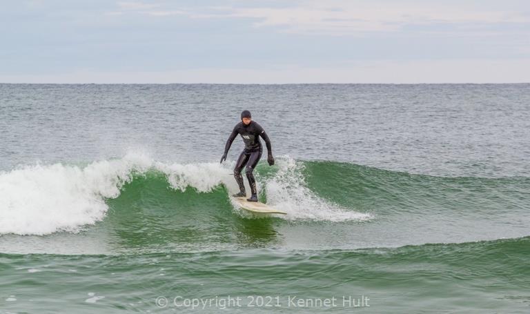 Surfing ved kysten udfor kobbeåens udløb